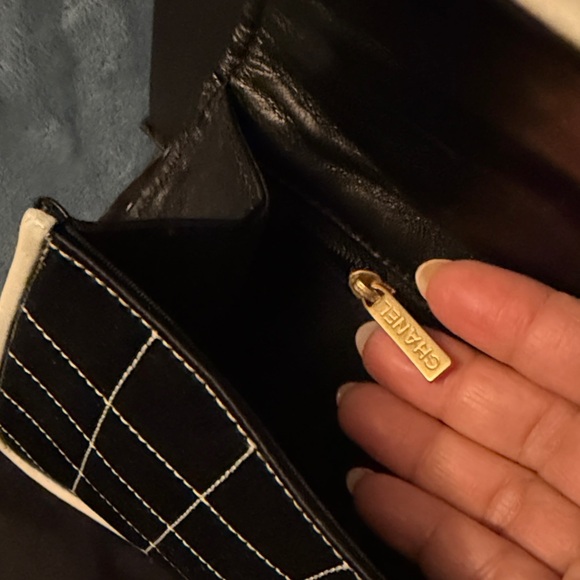 CHANEL Black and White Quilted Shoulder Bag with Gold Chain - Picture 9 of 15